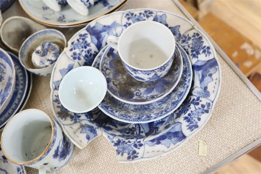 Mixed chinese blue and white ceramics, mostly damaged, for restoration